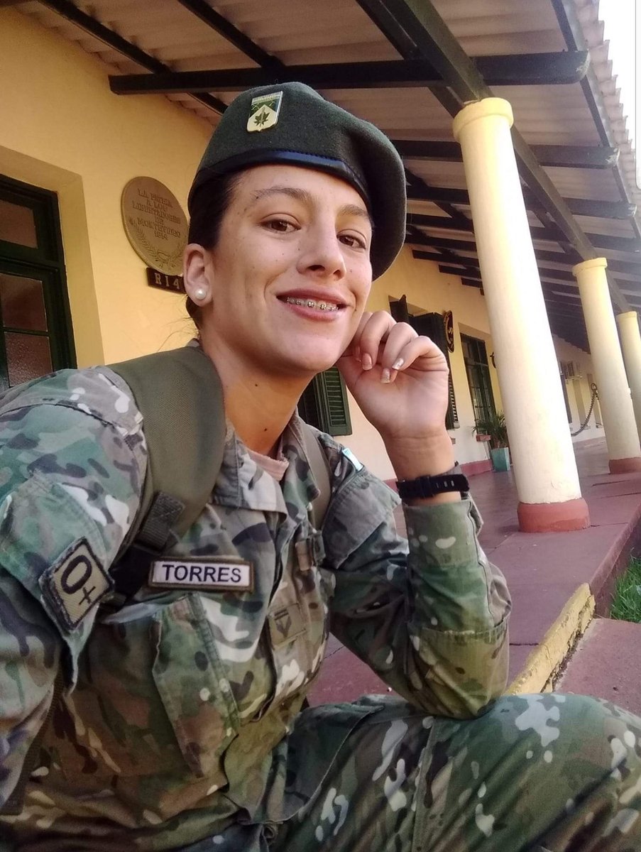 Ella es Guadalupe, es militar! Decidió poner unas palabras en su facebook! No me parece q sea alguien sin educación como dijo cierta abogada toxica sin un ápice de decoro! Guadalupe ha jurado proteger su patria y se merece todo el respeto del mundo! Un aplauso pra nuestros héroes