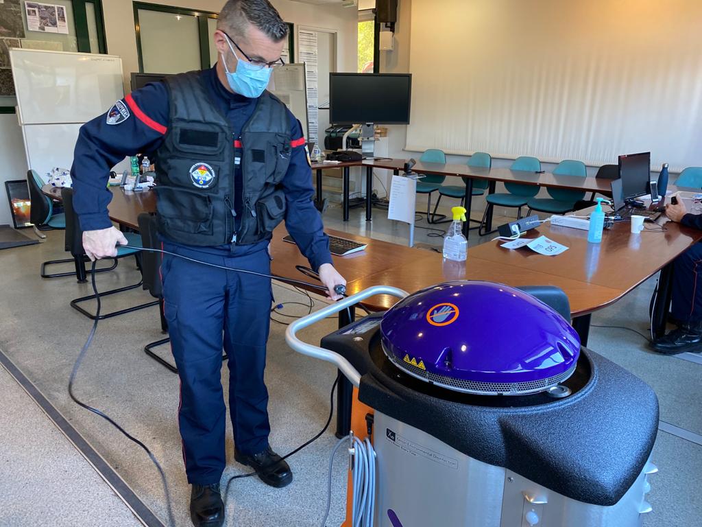 Pompiers_13's tweet photo. En phase d’expérimentation dans les locaux des #Pompiers13, Jacqueline, robot de décontamination, permet à l'aide d'UV spéciaux de tuer les microbes et virus. L'objectif ? Protéger les Pompiers13 et aider les EHPAD du @departement13 dans leur processus de décontamination. https://t.co/GesuDUVsBy