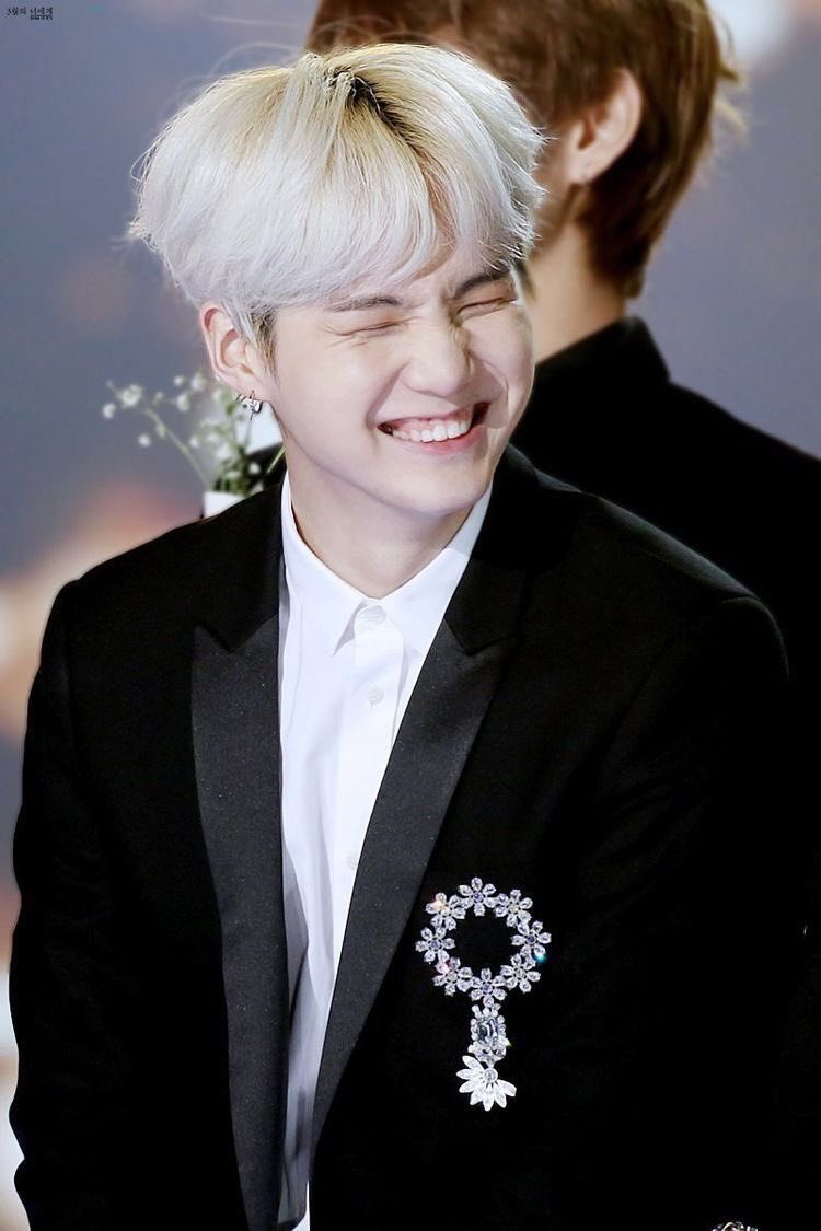 Guess what time it is. It’s missing Yoongi hours. So here’s a thread of his gummy smile.