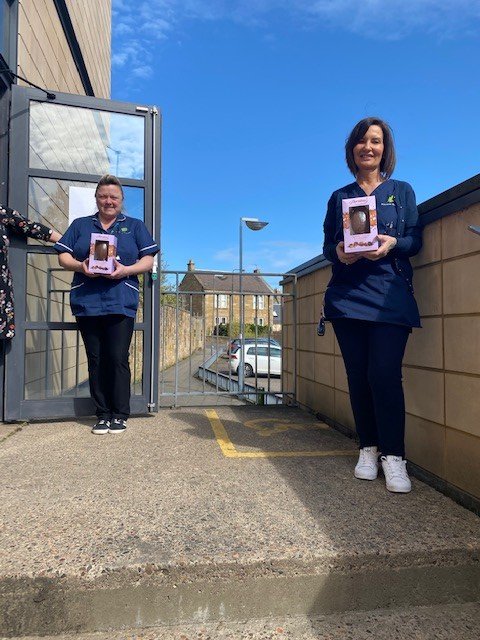MidlothianHSCP's tweet image. Thanks so much to @dobbies for the fantastic donation of Easter eggs for our frontline health &amp;amp; social care staff. Eggs were distributed far and wide but here's some District Nurses in #Penicuik &amp;amp; some Care at Home staff getting to grips with theirs #GoodEggs #KindnessMidlothian