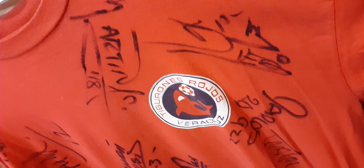 vljc2004's tweet photo. ¡Que cosa mas increíble! Autografiada por los campeones del 2001 @LMondragon83 @DiegoMelillo18 #Gords #GonzalesChina #Medel #Calderon #Casartelli #felices77 #siempreTiburon https://t.co/d0m2Ghmt3k