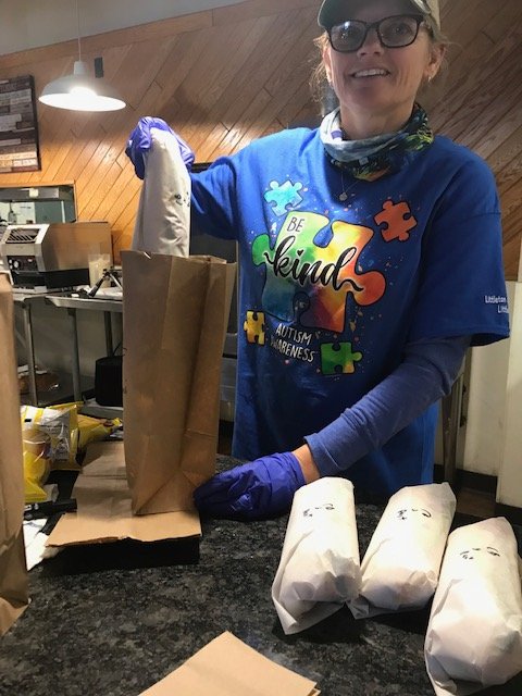 LMS_Wellness's tweet photo. Packing lunches for frontline workers and delivering them to local hospitals. 💙  
Thank you Operation Feed the Soul https://t.co/MyT0L2HbWg