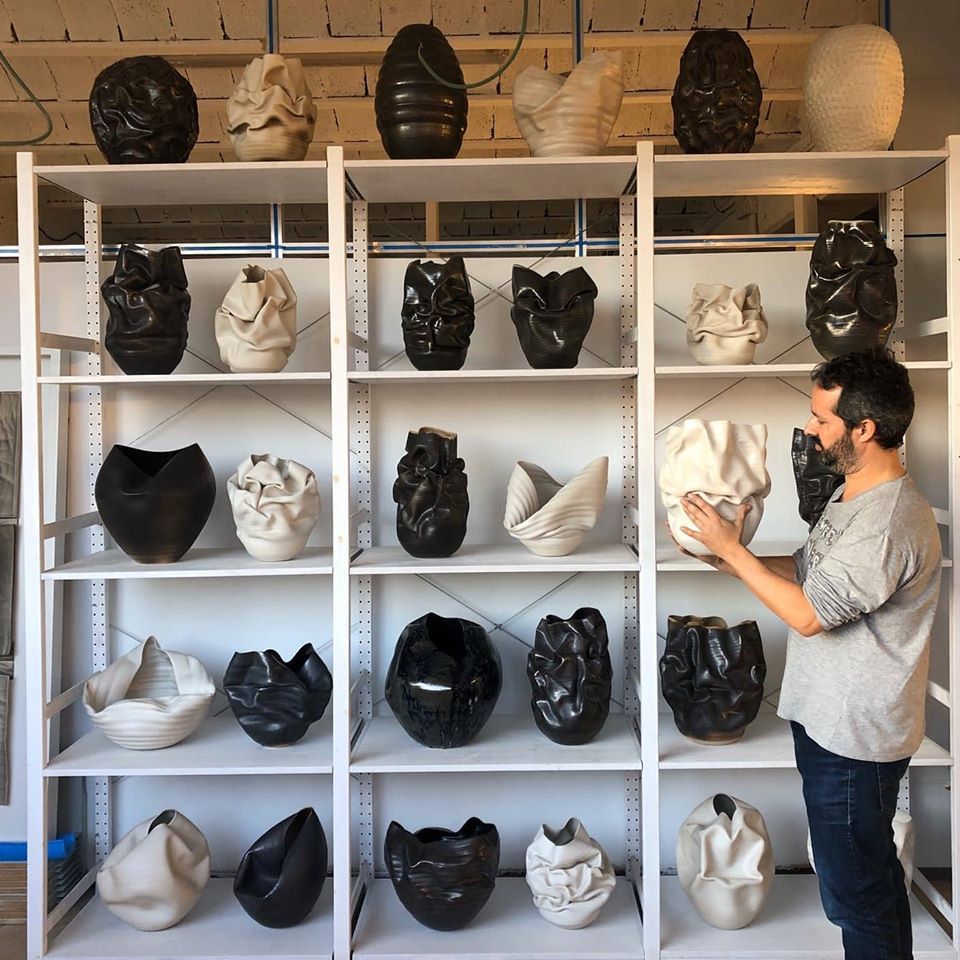 circlecontemp's tweet image. A great image of Nicholas Arroyave-Portela in his studio in Barcelona along side his latest series of pots. 

 #NicholasArroyavePortela #ceramic #artist #artgallery
