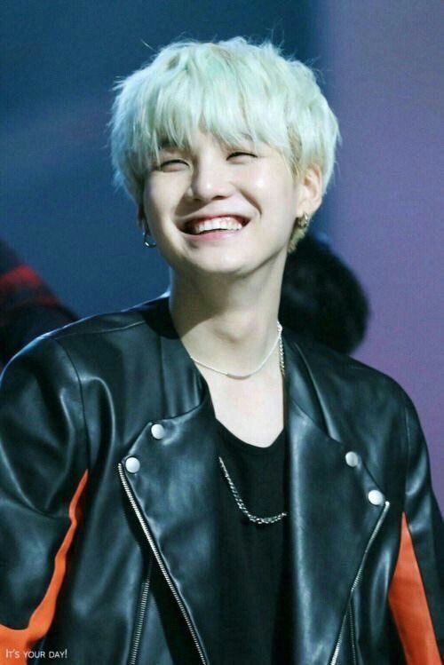 Guess what time it is. It’s missing Yoongi hours. So here’s a thread of his gummy smile.