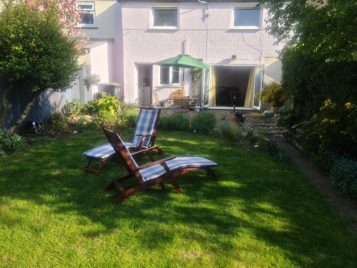 A peaceful happy day at the little pink house 🏠 💗