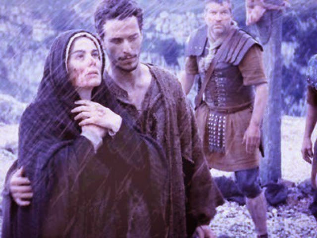 Jovens_catolics's tweet image. 13h - Jesus nos deixa Maria por mãe (Mc 15,40-41) Quando Jesus viu sua mãe e perto dela o discípulo que amava, disse à sua mãe: Mulher, eis aí teu filho. Depois disse ao discípulo: Eis aí tua mãe. E dessa hora em diante o discípulo a levou para a sua casa. (Jo 19,26-27)