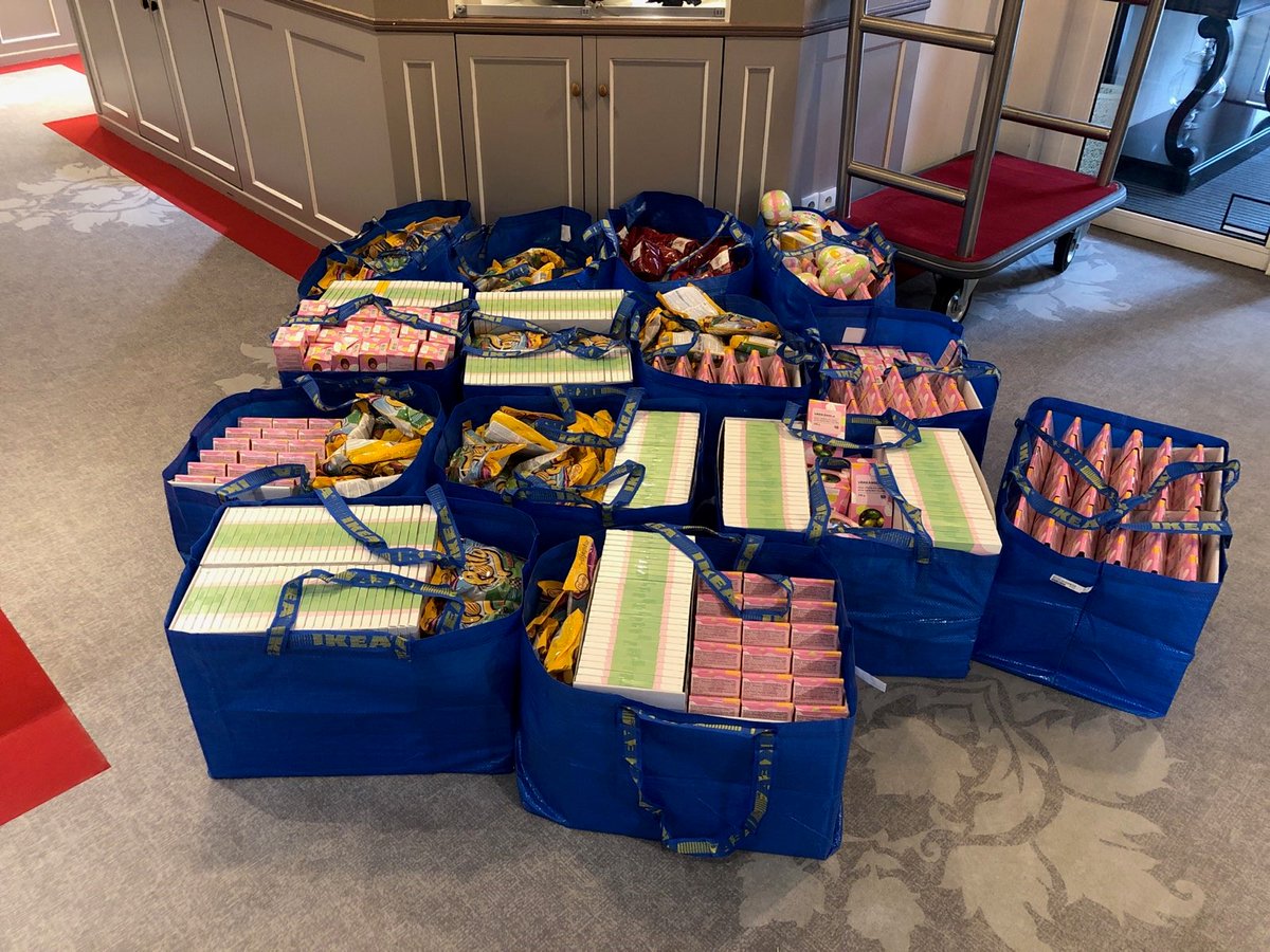 IKEA_France's tweet photo. Partout en France, les magasins IKEA se mobilisent et offrent plusieurs milliers de chocolats de #Pâques aux résidents des EPHAD, aux personnels soignants, pompiers ou associations pour leur apporter du réconfort. Prenez soin de vous ❤ https://t.co/Db2nBHOWp7
