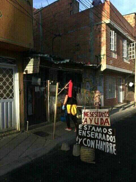 AlexaZarrate's tweet photo. Bogotá tiene hambre y necesidades insatisfechas. Los colectivos están llegando pero falta más presencia. Los donativos al gobierno ya sabemos en qué terminan. Es necesario hacer veeduría. Localidades criticas: Bosa y Kennedy #TrapoRojo #BogotaConHambre https://t.co/NBuzjG8PBv