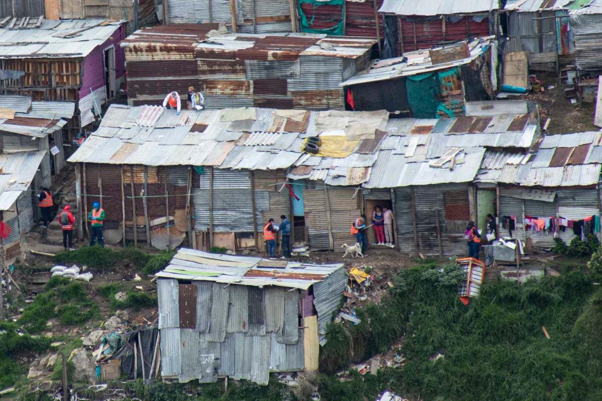 AlexaZarrate's tweet photo. Bogotá tiene hambre y necesidades insatisfechas. Los colectivos están llegando pero falta más presencia. Los donativos al gobierno ya sabemos en qué terminan. Es necesario hacer veeduría. Localidades criticas: Bosa y Kennedy #TrapoRojo #BogotaConHambre https://t.co/NBuzjG8PBv