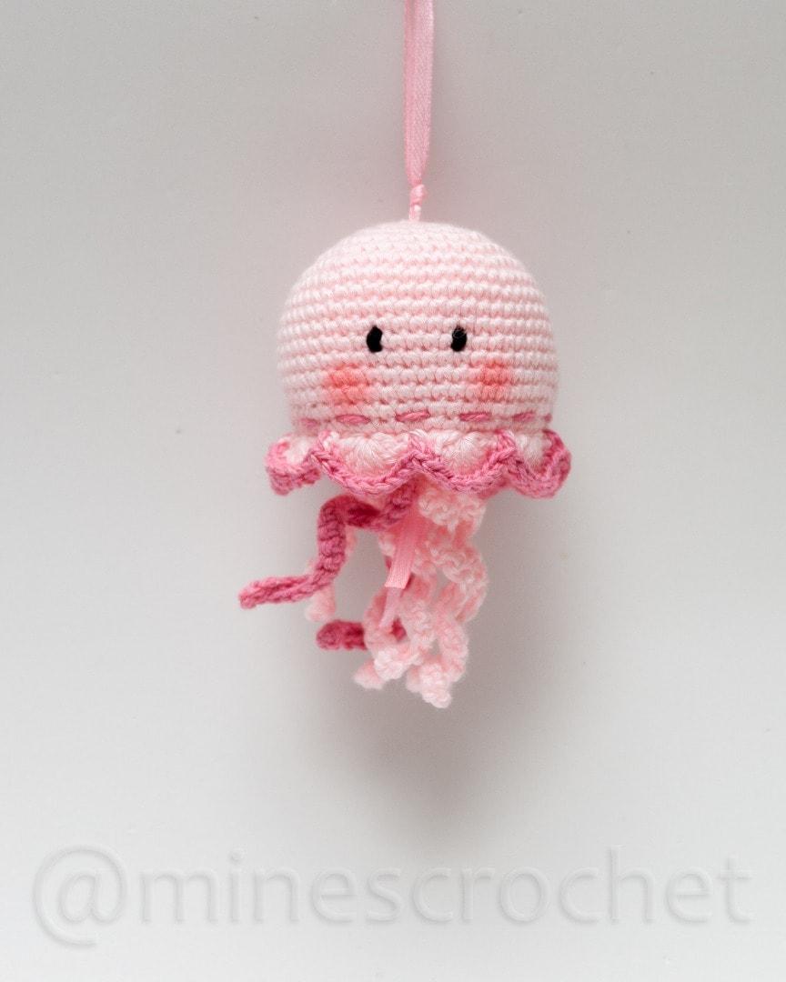 minesor's tweet image. Tejiendo, el tiempo pasa .
Tejiendo,  los pensamientos vuelan. Tejiendo, la imaginación no acaba.
Punto a punto.
Vuelta a vuelta.
Mi mente navega por rincones de recuerdos.
Revivo momentos.
Disfruto con ellos.
Cuento otra vez cuantos puntos debe haber.