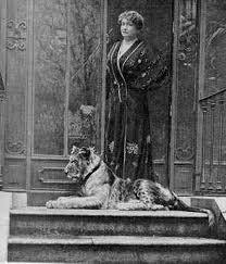 15)Haute en couleur (elle élève un lion qu’elle nomme « Tigre »), bien insérée dans les milieux républicains, sa candidature en 1910 attire l’attention de la presse.