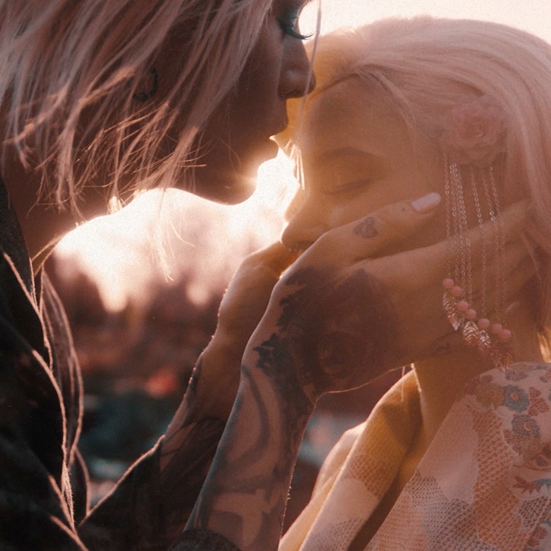 👘New Musicvideo "the abyss" is out now on Youtube! Link in Bio! Thank you ZayuriLIVE for being such an awesome actress! She's so beautiful isn't she?😊

#VIIARC #zayuri #vkei #visualkei #visualkeistyle #系 #jrock #zayuri #sunset #kiss