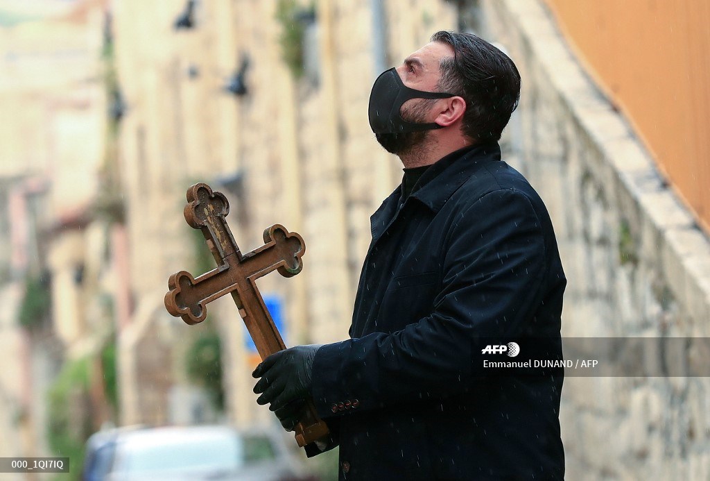 EmmanuelDunand's tweet photo. Good Friday procession along Via Dolorosa without the believers from around the world #religions #jerusalem #Easter #VirusCorona #virus #Corona https://t.co/aoP6UZ7hzT