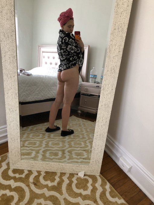 I shaved my meow meow for tonight&rsquo;s live at 5pm est https://t.co/RqberXPzzF https://t.co/KRmHi9Rzc0