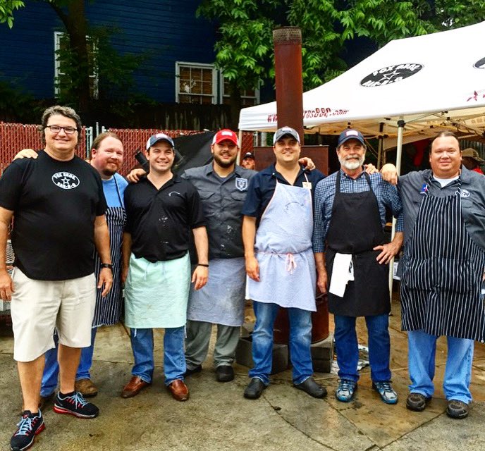 foxbrosbarbq's tweet photo. #RememberingWhen in 2015 we brought our @hogsforthecause family up and hosted them at our house for a fundraiser dinner with our family from @taqueriadelsol. The best part of the night was all our guests attending the dinner witnessed a grant given to a local family. https://t.co/B0ekLI5Xnn