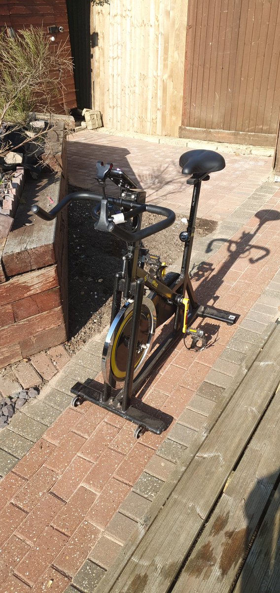 Managed todays <a href="/onepeloton/">Peloton</a> session outside 
#LockedInGettingTrim