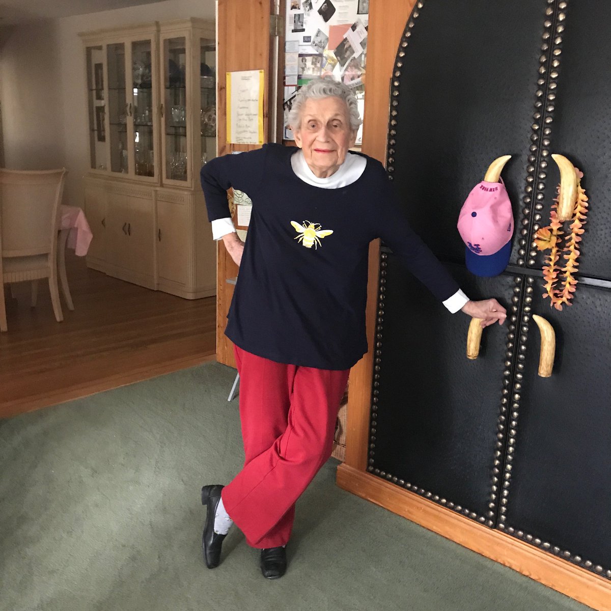 The Queen (Bea) ⁦<a href="/MOMaGoGo90/">Bea Slater</a>⁩  is doing well and really appreciated her appearance in ⁦<a href="/StevieVanZandt/">🇺🇸🕉🇺🇦🟦Stevie Van Zandt☮️💙</a>⁩  new video. She sent me this photo today as we continue to social distance even though we are 10 minutes away. But we follow rules.  BTW she turns 93 May 22 !