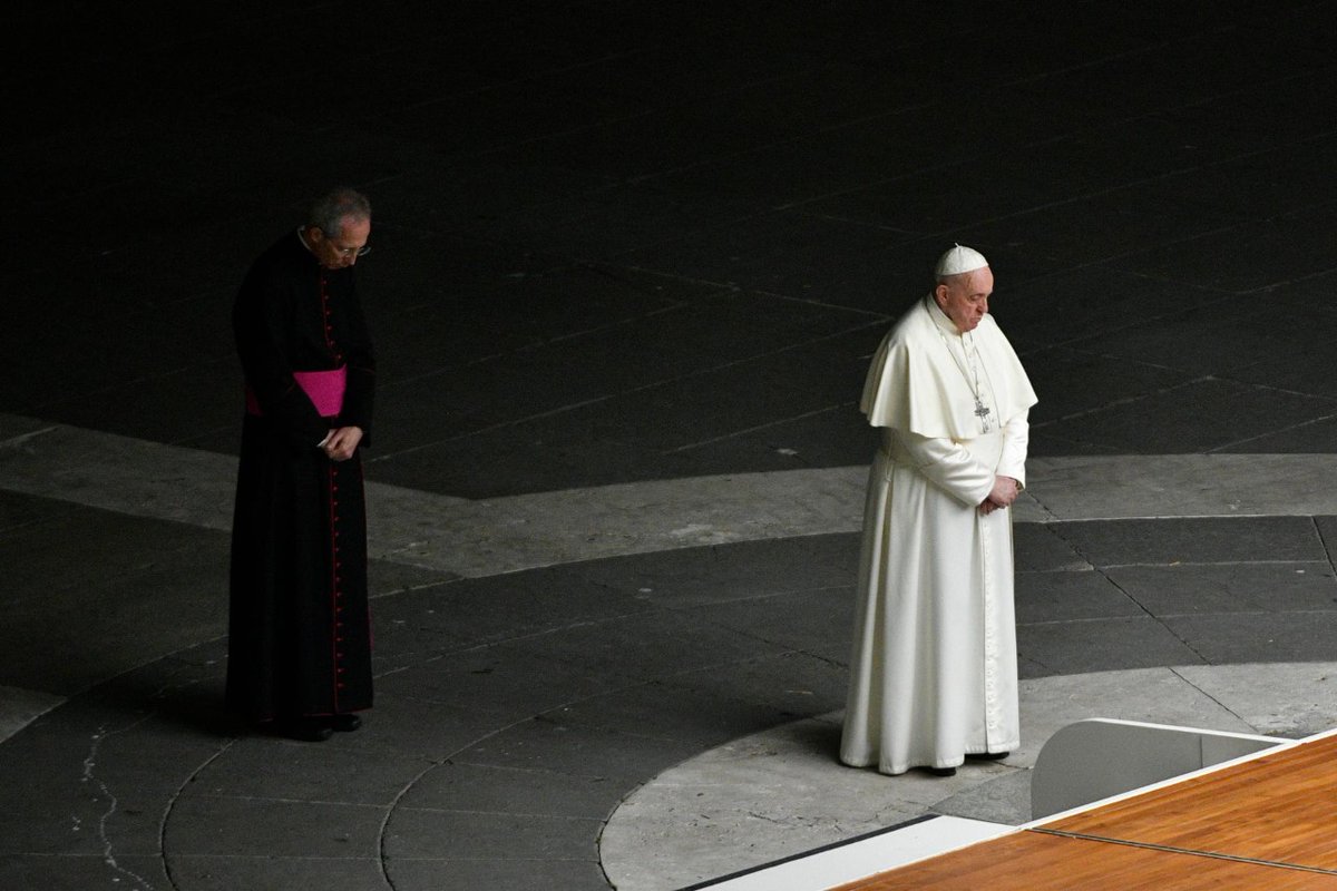 vaticannews_es's tweet photo. #VíaCrucis en la Plaza de San Pedro, presidida por el #PapaFrancisco se recorren las 14 estaciones a lo largo de la columnata, alrededor del obelisco y finalmente a lo largo del camino que lleva al patio de la iglesia. #SemanaSanta2020 https://t.co/iUE800aWw5