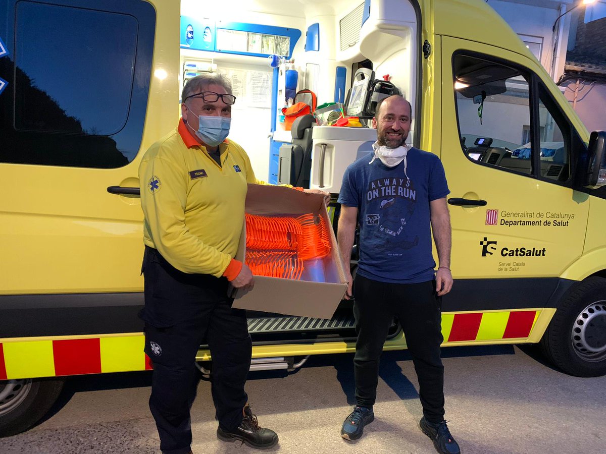MakersTe's tweet photo. Més de 200 pantalles de protecció fetes i repartides només ahir a #Tortosa #alcanar i #Amposta per a @icsebre @semgencat 🥽🥽🥽🥽
Els #makersterresdelebre no parem perquè sabem que ells no paren 💪🏻💪🏻
🚑👩🏻‍⚕️👨🏻‍⚕️ https://t.co/Uf8FxUd31N