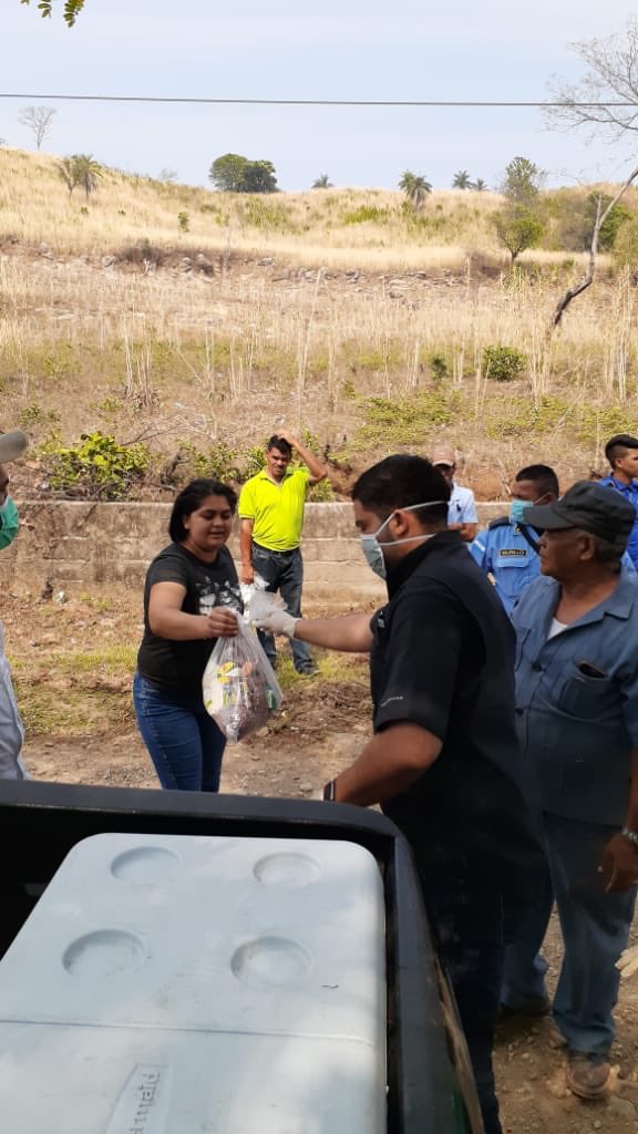 H92Yefry's tweet photo. @elheraldoco @LaTribunahn @JuanOrlandoH Sin Necesidad de Politizar el País, solo es tener Voluntad  y Amor al Prójimos #500 Bolsas eh compartido y sin nada a cambio más de 500 familias Felicites https://t.co/cKyA2Db0le
