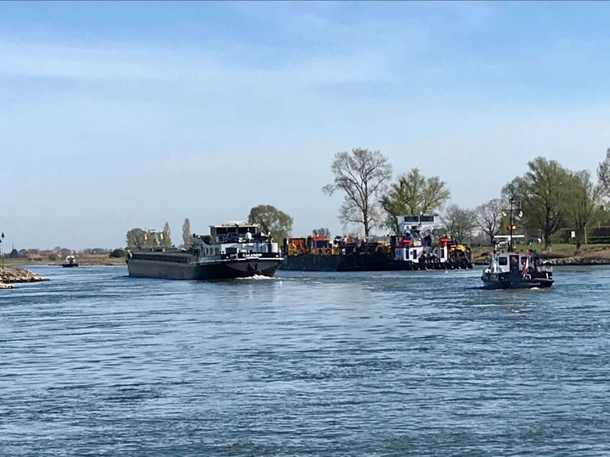 RWS 80. IJssel.Vandaag.Begeleiden bijzonder transport. Bijzonder vanwege de afmetingen.Voordat er een vergunning afgegeven gaat worden is er een hele lijst waaraan het transport moet voldoen. O.a.past het in de vaarweg?waterstand ok?hoogte?en belangrijkst, kan het vlot en veilig!