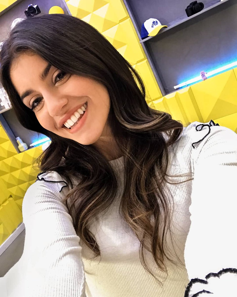 BiaUrquiza's tweet photo. ¿Dónde estoy? En el lugar más divertido y creativo del mundo: el #FundomChannel 😄😄 @_fundom https://t.co/1zfB1N3BqY