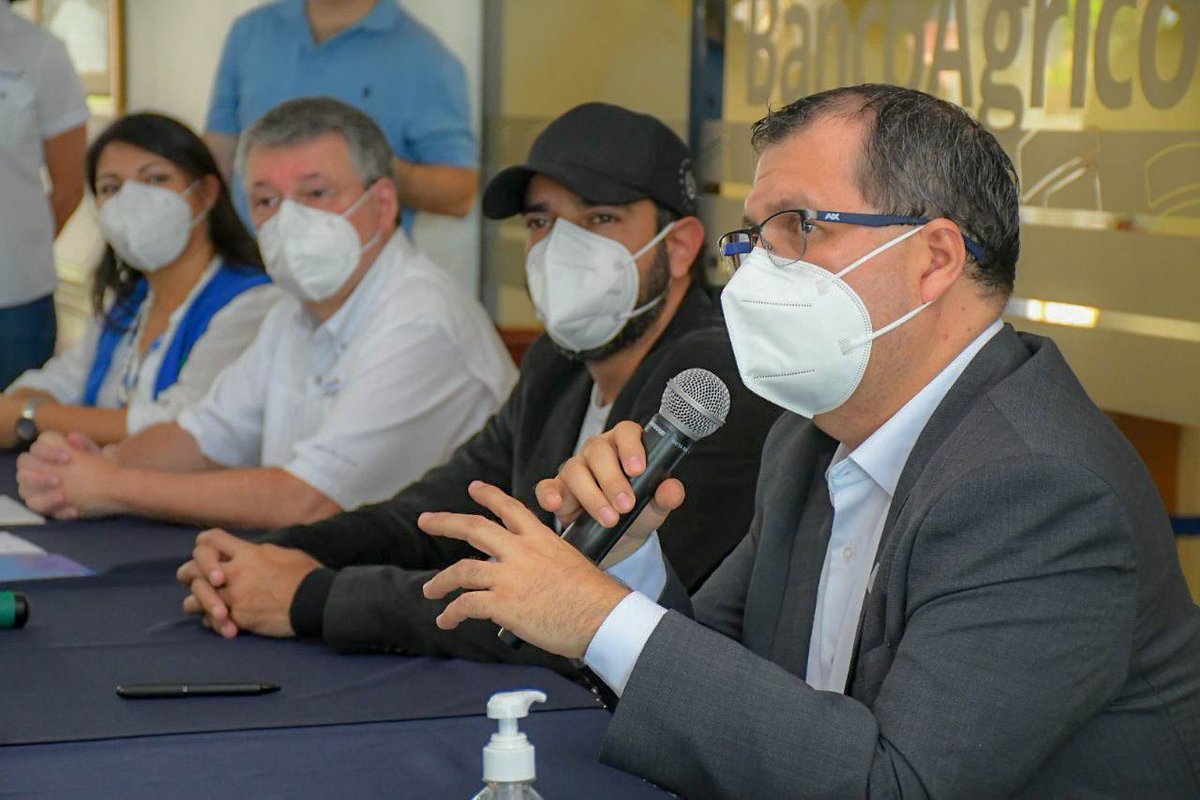 SecPrensaSV's tweet photo. Estas pruebas, valoradas en más $250,000 serán usadas en la red de hospitales nacionales y centros de cuarentena, dice el viceministro de @SaludSV, Carlos Alvarenga. Agrega que "este es un llamado a las empresas y a la sociedad misma para trabajar unidos contra el #COVID19". https://t.co/HwTW21xOy4