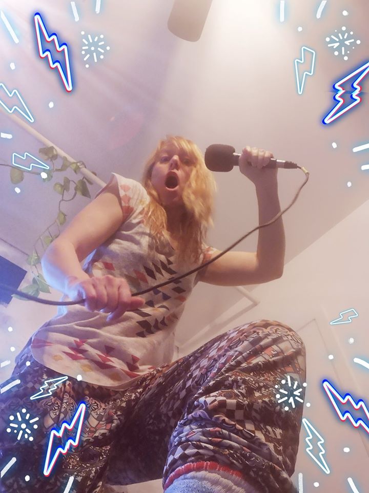 QuebecReveille's tweet image. C'est qui l'animatrice la plus 🔥🔥🔥🔥de Québec ? Malgré la #COVIDー19 ,@marjoriechamp vous reçoit depuis son domicile du lundi au vendredi à 7h30 pour animer votre matinale d'info @QuebecReveille 
#radio #thisgirlisonfire #Jem