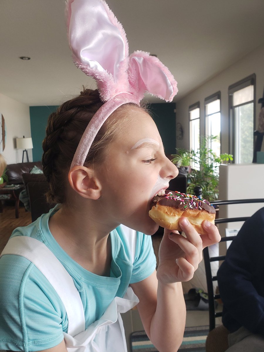 cleanmachineMH's tweet image. This bunny loving your sweet Easter treats! @McBridesBakery @InfoMcnally #medhat #SupportLocal