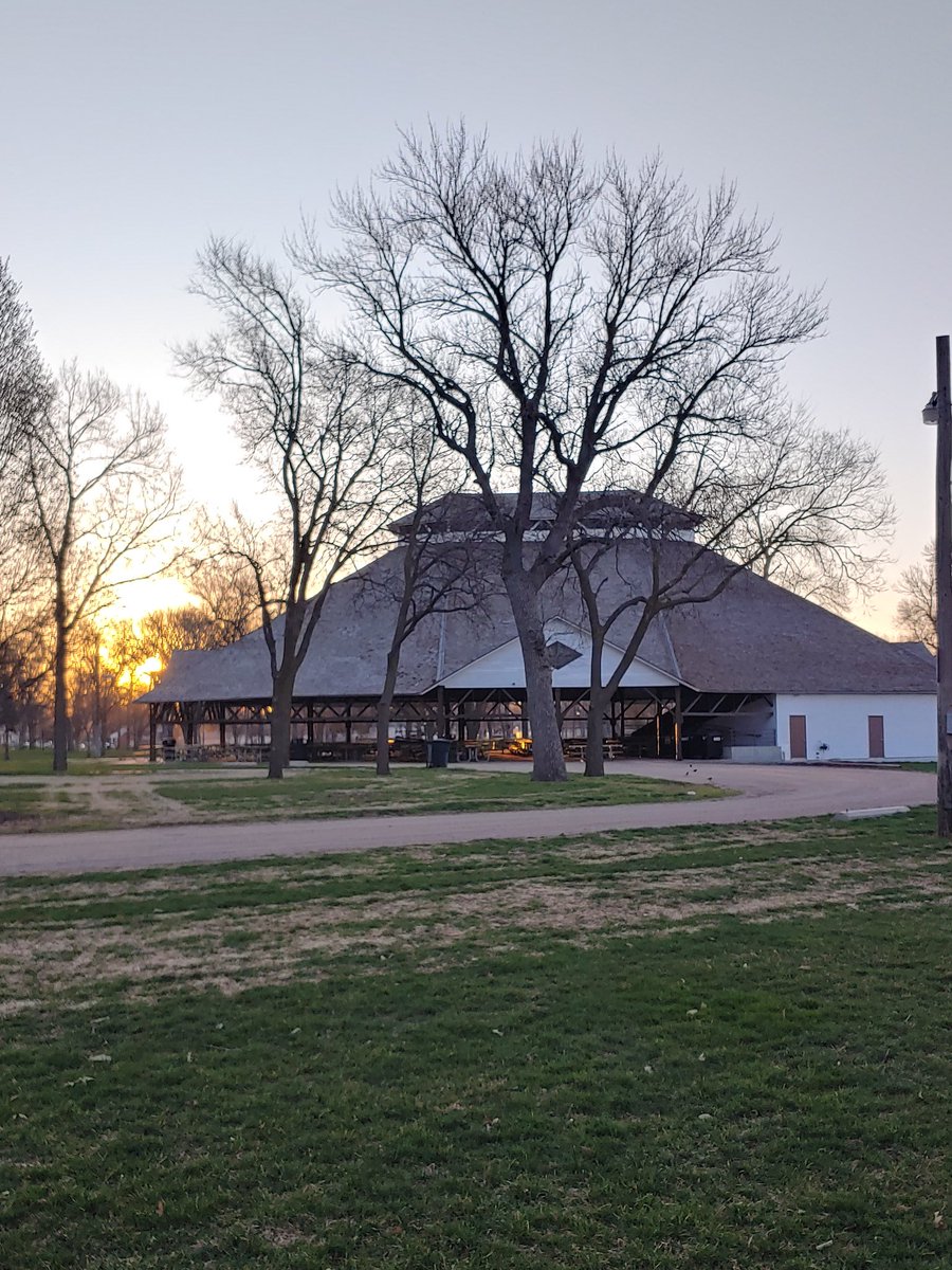 KarrTj's tweet photo. @michaellondra Good morning Darling! T.G.I.F!! Beautiful sunrise over the chautaqua this morning. A perfect place for an intimant little concert. It tells me it would like to hear "Danny Boy" and welcomes an Irish native on its stage again. #followJFK #oldbones #needsong https://t.co/wKBh6P9HOS