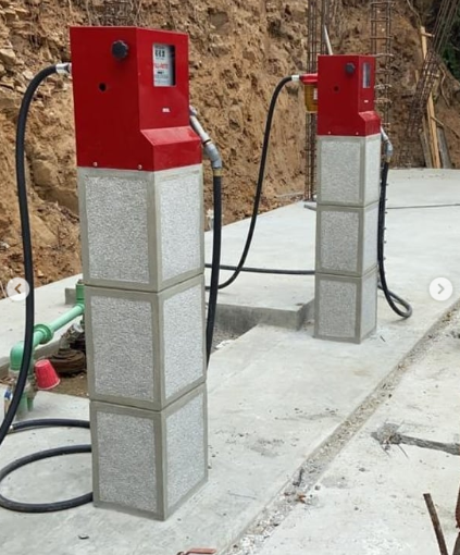 Gbastidas's tweet photo. Venezuela, el país donde alguien tiene la capacidad de montar una estación de servicio clandestina en su casa, con 3 mil litros de gasolina almacenados, en medio de una aguda escasez de combustible. https://t.co/uYvqRhUbqC