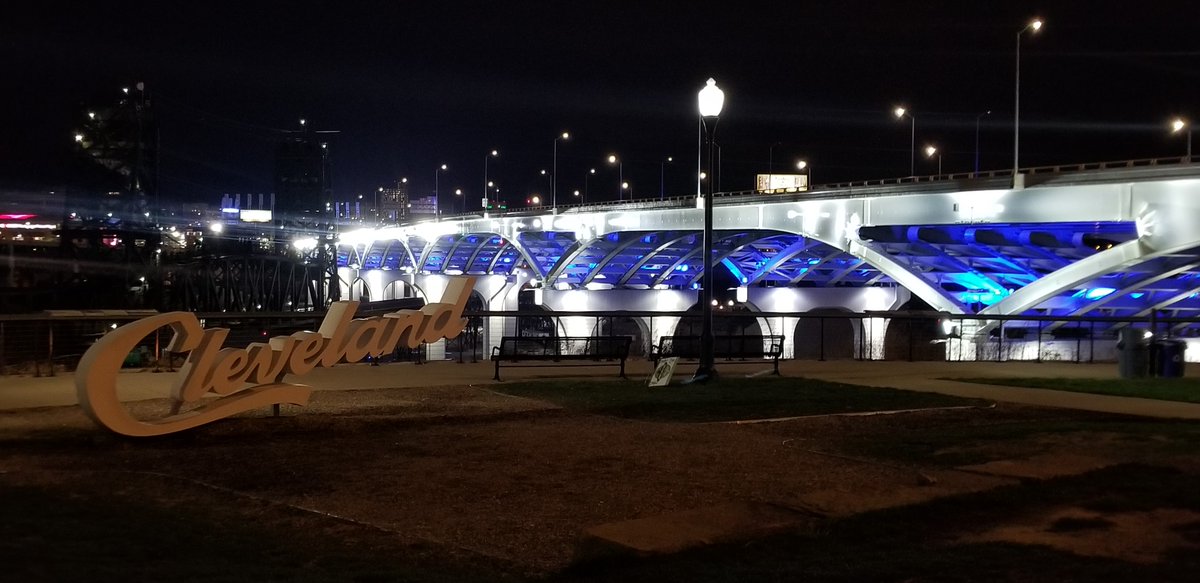GovMikeDeWine's tweet photo. Last night, many buildings and bridges throughout #Ohio were 🔹blue🔹 to support our essential workers on the frontlines. To all our essential workers: #ThankYou for all that you do, today and everyday.  

@ODOT_Statewide 
#InThisTogetherOhio
#LightItBlue https://t.co/9rW5aUf4Nb