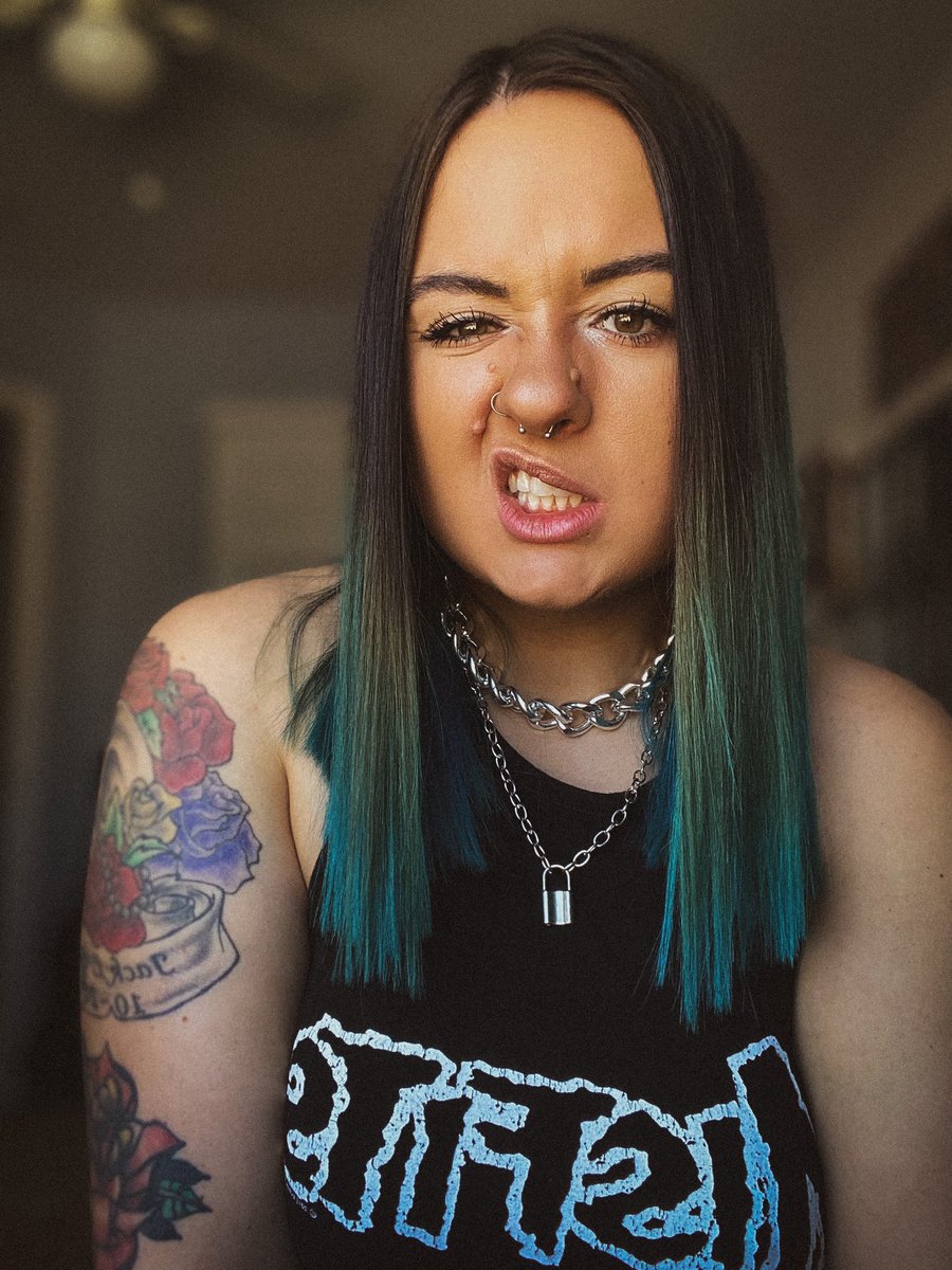 tatteddamsel's tweet photo. I cut my hair with one arm today, if that doesn’t have Quarantine written all over I don’t know. #4inchesgone #bumshoulder #quaratinethings https://t.co/S9xj2Xt92B