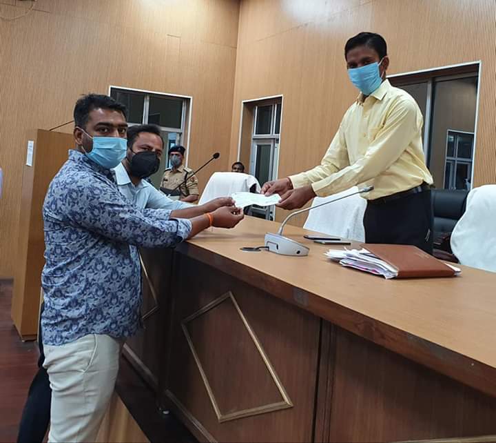 जो भी लोग सहयोग कर रहे, सभी को धन्यवाद। सभी को मिलकर ऐसे ही जीतना है, घर में रहिए। अपना और अपने आस पास के लोगो का ख्याल रखिए। मुश्किल घड़ी में ये पंक्तियां आपको आगे आने और कुछ करने  का जज्बा देंगी-
कुछ लोग वक़्त के सांचे में ढल गए,
कुछ हैं जो कि वक़्त को बदल गए।।