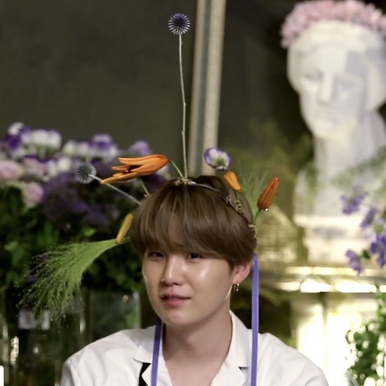 Yoongi even praised seokjin’s crown and wore it ;(