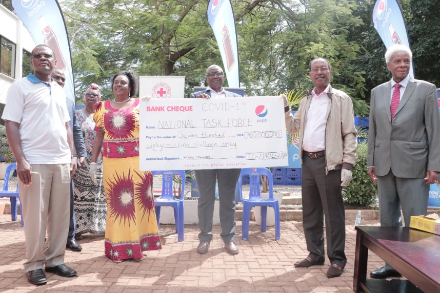 mirindaUg's tweet photo. The PepsiCo Foundation &amp; @CrownBeverages handed over a cheque of USD 200K &amp; a Brand new pick up to the Head of the National Taskforce Hon. @Karooro_Okurut 
#GiveMealsGiveHope
#StaySafeUG https://t.co/8Uf1KPQwmB