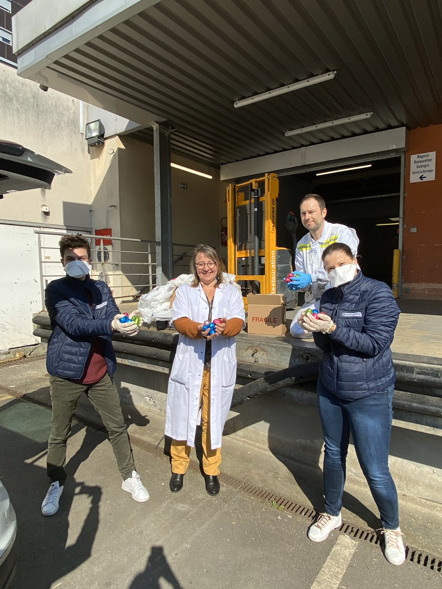 CHU_Lille's tweet photo. Des centaines de chocolats🍫nous ont été offerts par des entreprises et associations qui font preuve d’une solidarité sans précédent à notre égard🙏

Ils viennent d’être distribués par les équipes de la restauration à nos professionnels...pour le plus grand bonheur de chacun! 🙂 https://t.co/bgIQq5FwTa