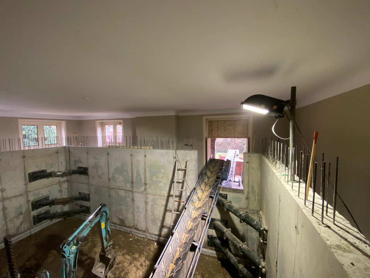 MBSgroep's tweet image. Onder een strak gestuct plafond inpandig #afzinken #caisson tussen niet onderheide #fundering "op staal' in monumentale #villa te #Wassenaar #kelderbouw #ondergronds #wijnkelder #luxe #riant #wonen #bouw #betaalbaar #uitbreiden