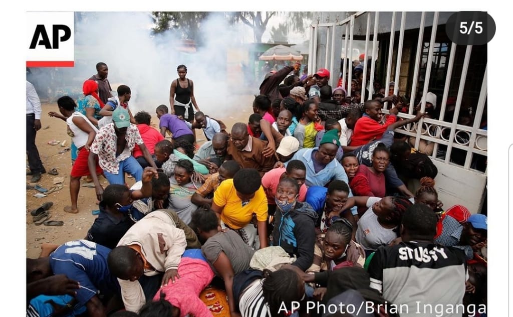 _Atamba's tweet photo. These are #Kenyans struggling to access "#Food" donations from one of the wealthiest politicians.  They were given among other things,  sodas and snacks,  hundreds ended up in the hospital. PRAY none had #COVID19. This is not what the Right to Food is.  SHAME. #KiberaFoodChaos https://t.co/yPorF3rX1D