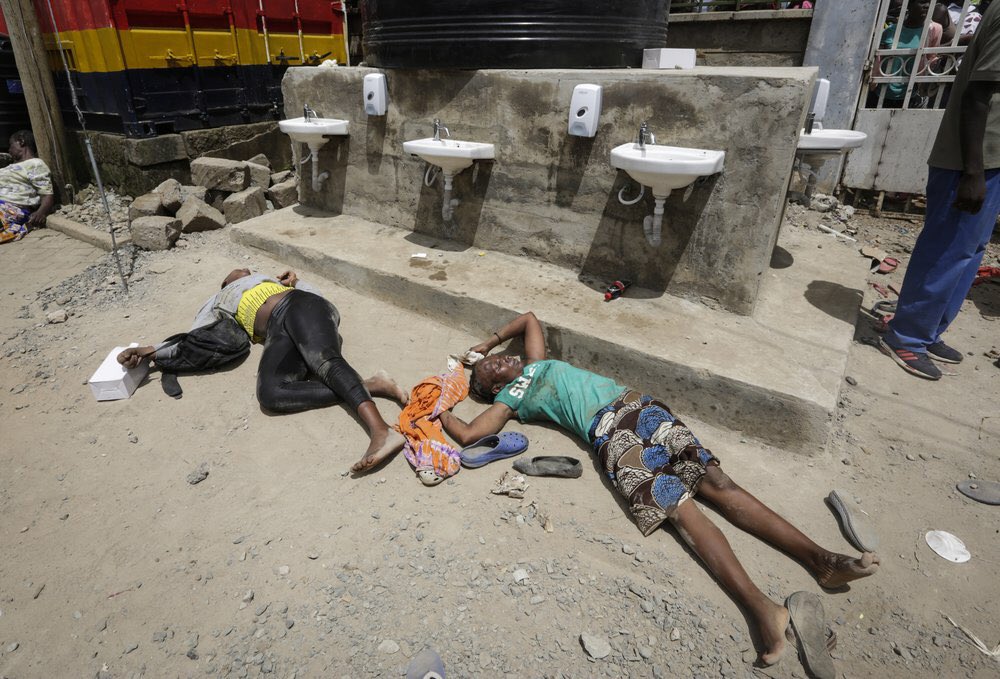 _Atamba's tweet photo. These are #Kenyans struggling to access "#Food" donations from one of the wealthiest politicians.  They were given among other things,  sodas and snacks,  hundreds ended up in the hospital. PRAY none had #COVID19. This is not what the Right to Food is.  SHAME. #KiberaFoodChaos https://t.co/yPorF3rX1D