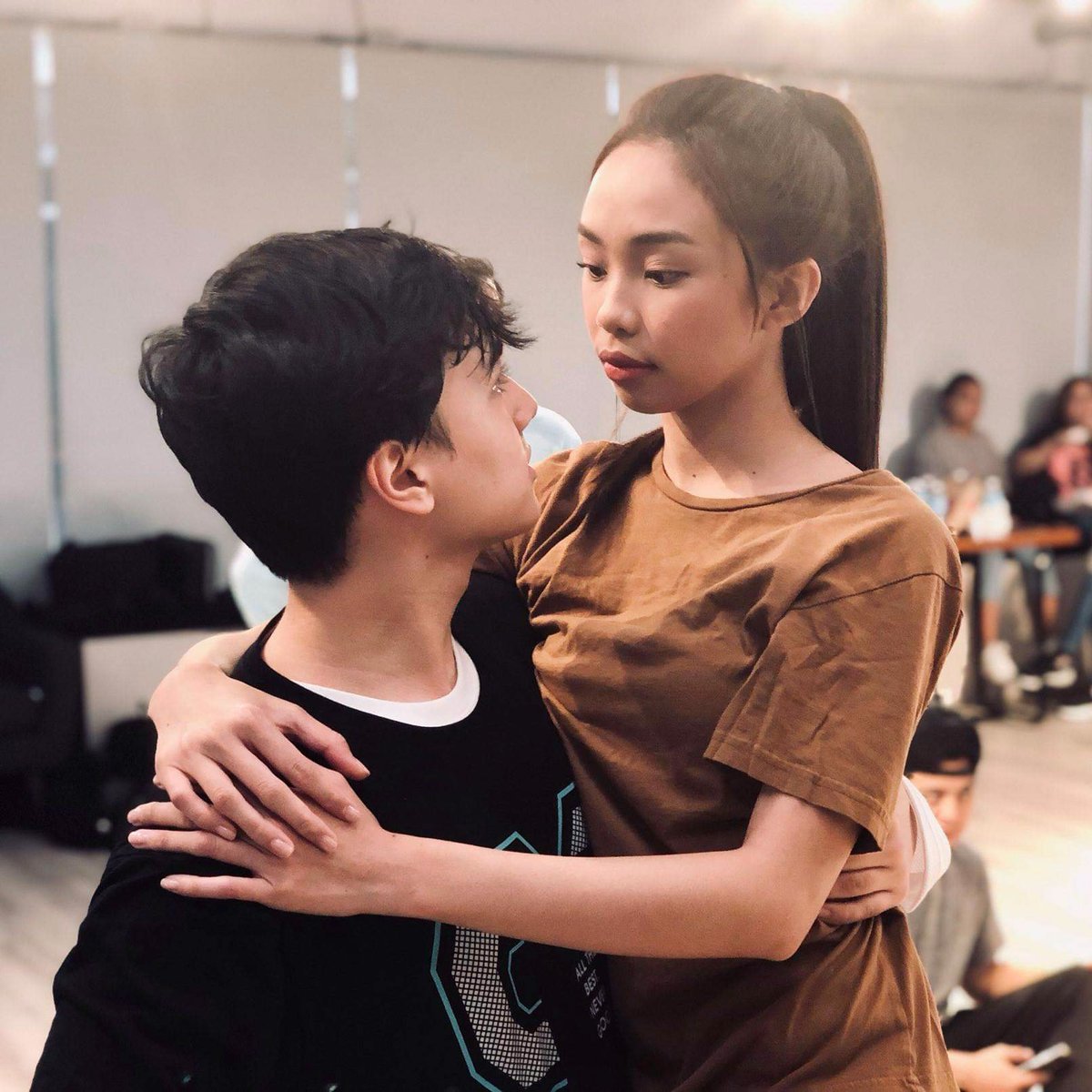 Akimaeward24's tweet photo. Hindi ko naipaglaban Jowa ko nuon, kaya dito ako babawi! 🕊
It's hard kasi parang bumalik Tayu dun sa 2016 era. Pero May tiwala ako sa inyong dalawa. Kaya nyong lampasan to nang magkasama! Right Genos and Saitama? @maymayentrata07  @Barber_Edward_

#MayWard https://t.co/bDFOAELzFD
