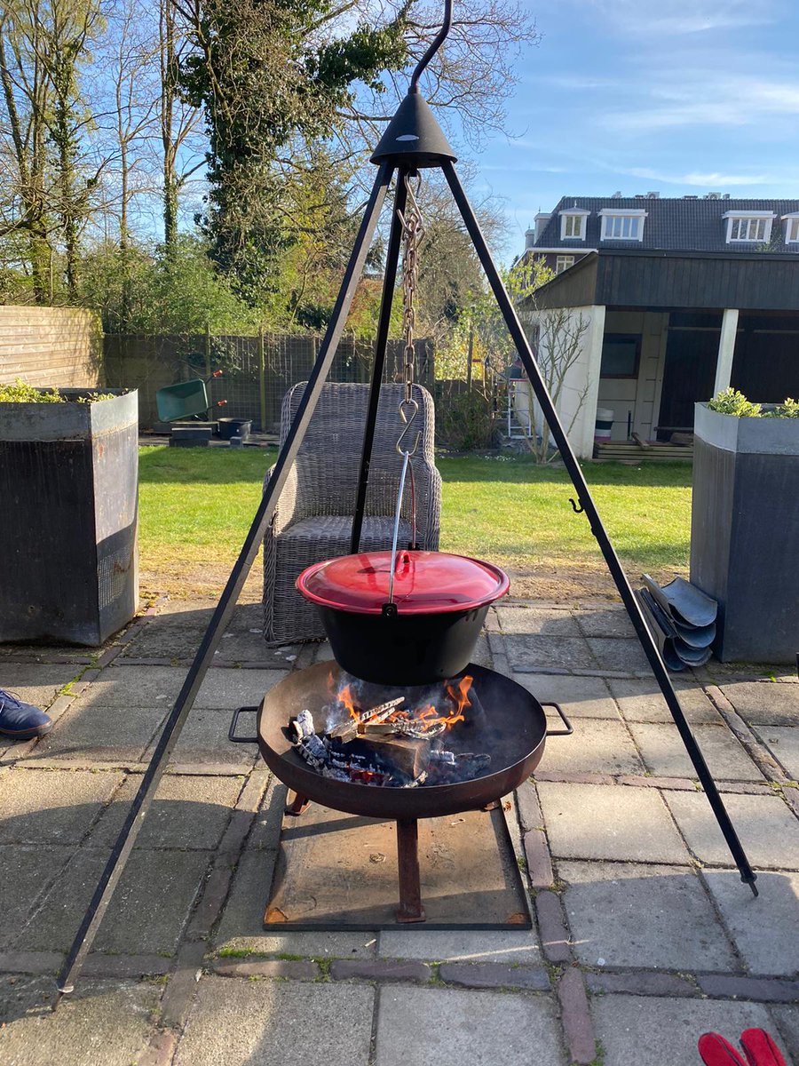 atelierbeleving's tweet photo. Vanmiddag een ketelpakket wegebracht en daarnet actiefoto gekregen. Gaaf toch? Lekker wortel-sinaasappelsoepje koken (op houtvuur) in je eigen tuin. Check onze flyer! #jehoefterdedeurnietvooruit #familieuitje #miniworkshop #buitenkoken https://t.co/V8mLbXWZzv