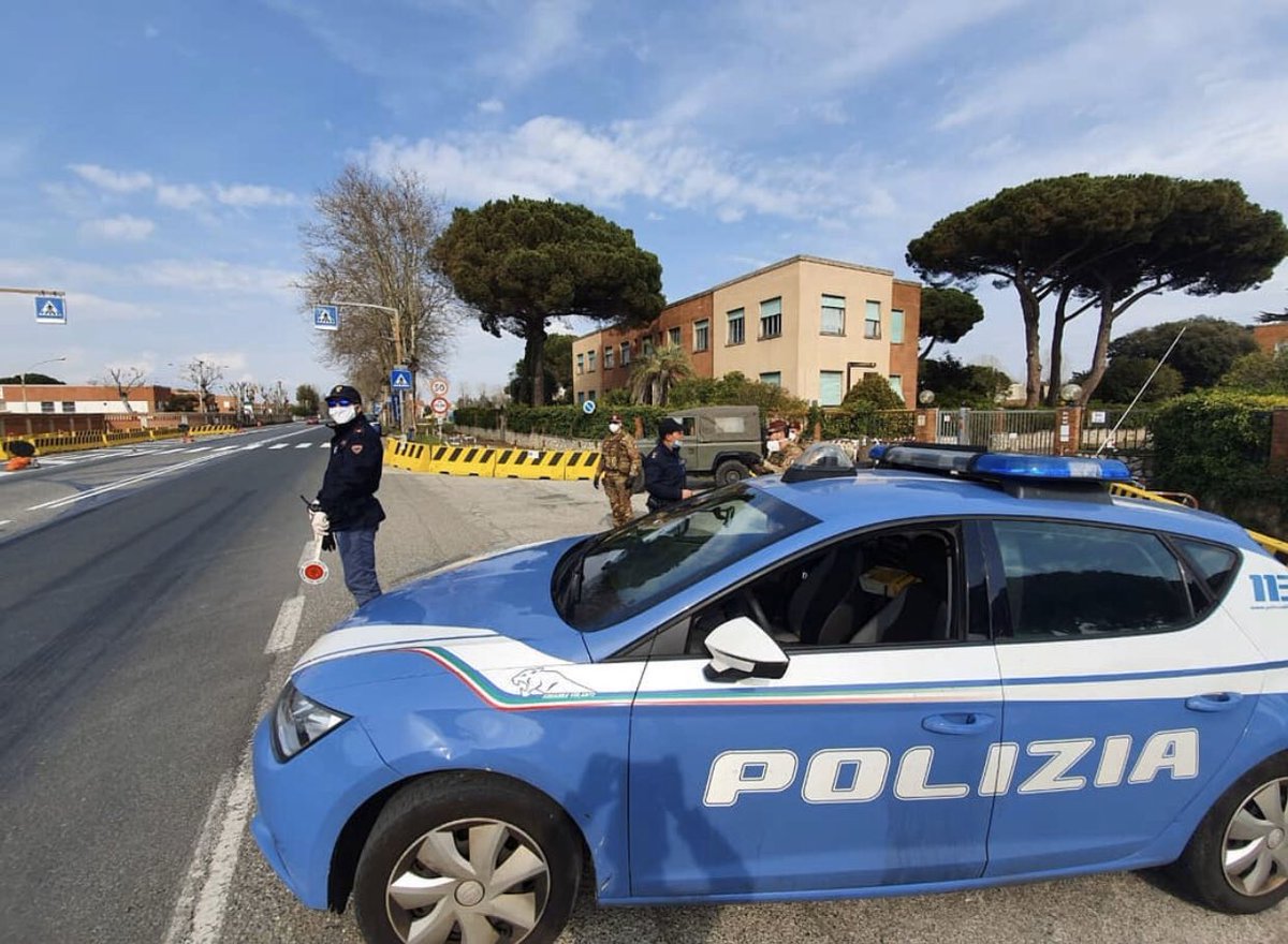 SM_Difesa's tweet photo. Il #CapoSMD #GenVecciarelli esprime a nome suo e delle #ForzeArmate 🇮🇹gli Auguri alla @PoliziadiStato per il 168º anniversario della fondazione; in questo momento più che mai, insieme #UnaForzaperilPaese!
#ForzeArmate 🇮🇹

#AnniversarioPolizia #aiutaciadifenderti https://t.co/lAyZrlu1RH