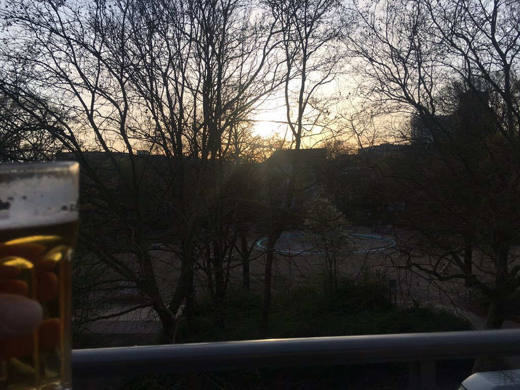 Feierabendbier jetzt nach den harten Arbeitstag, Eintopf gekocht und Spülmaschine angestellt... Bin deswegen echt gespalten, unheimlich viele Arbeiten echt hart und ich jammere auf Luxusniveu... meine echten Probleme, warum ich jammere, sind und bleiben da, aber trotzdem...