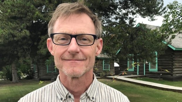 Yukon's top doctor Brendan Hanley finds solace &amp; strength in music 
cbc.ca/news/canada/no…
