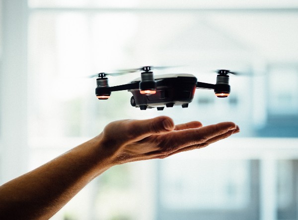 JedhaLondon's tweet photo. [ONLINE #DEMODAYS] Les #drônes débarquent 😱! Vous pouvez les contrôler avec votre corps et les faire suivre quelqu'un grâce aux #Data, par Baptiste Lenormand 🛸

Découvrez les projets #DataScience des élèves de Jedha #Paris en #live sur #YouTube: https://t.co/E06pld60RC

#AI https://t.co/lilUL5mJyQ