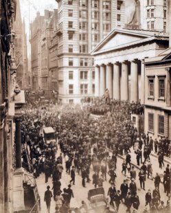 Breve historia monetaria s.XX

- 1907: pánico bancario por una mala gestión riesgo Knickerbocker Trust (Morgan to the rescue; entonces los bail-out eran privados).
- La bolsa corrige un 51%. Llueve sobre mojado, el año anterior SFR había sufrido su célebre (último) gran terremoto