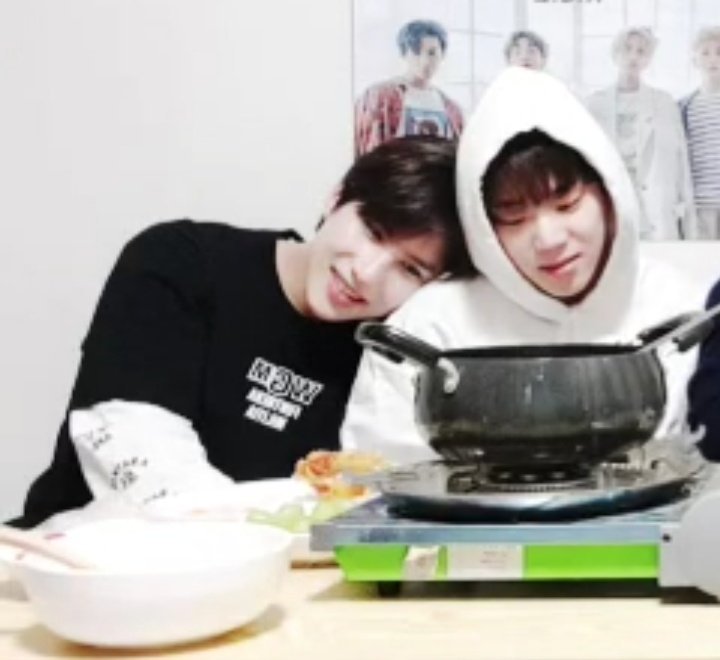 i need to go eat dinner anyways wowkwan and der only real people i respect right now