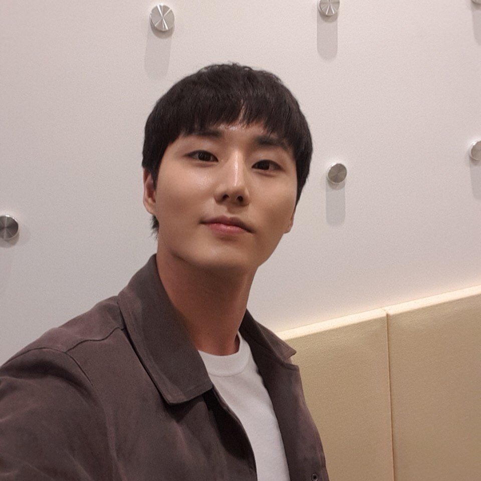 #ꦱꦩꦸꦢꦿ

Lah jadi mirip aktor k-drama gini.