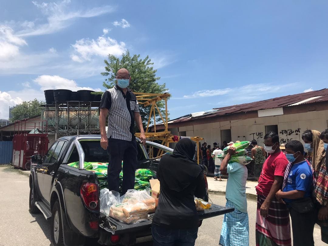 mehedi895's tweet photo. We are trying to help migrant workers with some foods @MelGohCNA https://t.co/HVj2leiLpc
